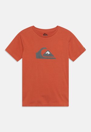 Rustfarvet kortærmet t-shirt med en mørkegrå bjergbølge-logo centreret på brystet.