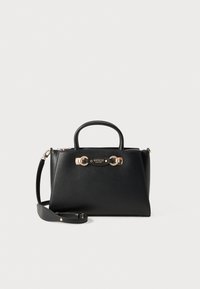 Sac à main en cuir noir avec un design structuré, quincaillerie dorée, une anse supérieure et une bandoulière amovible, présentant une plaque de logo.
