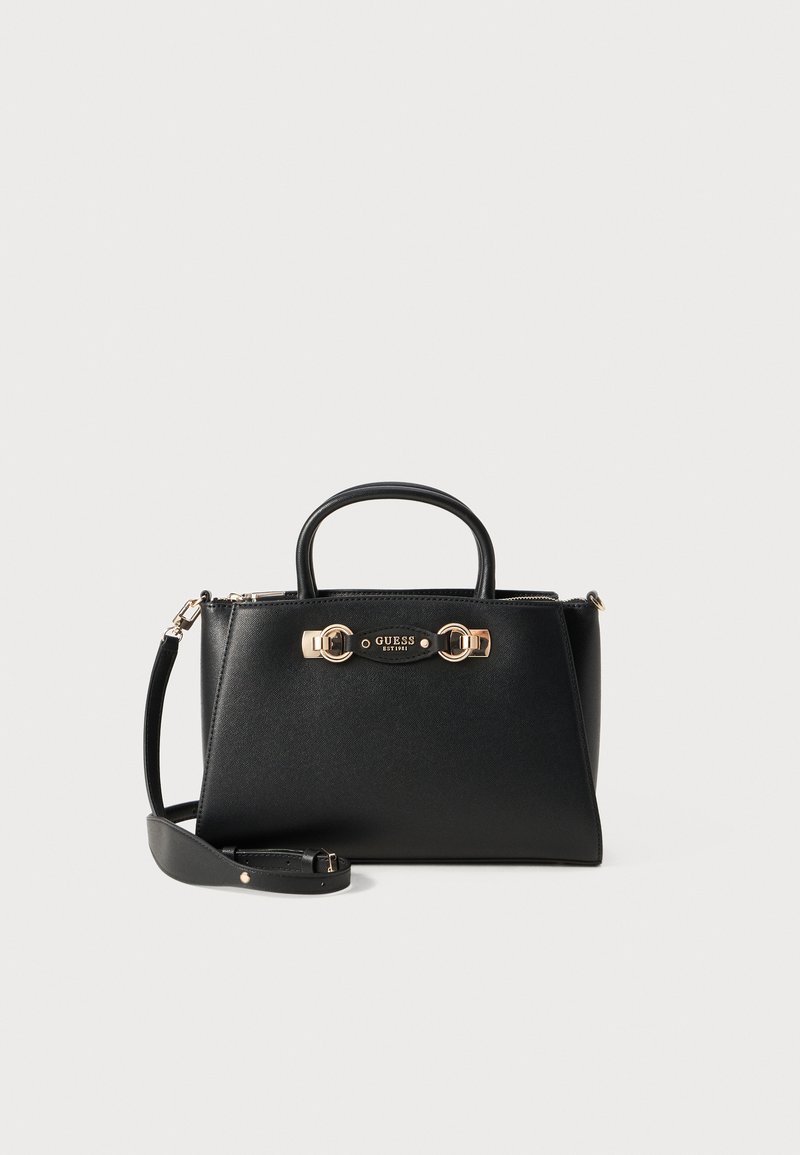 Sac à main en cuir noir avec un design structuré, quincaillerie dorée, une anse supérieure et une bandoulière amovible, présentant une plaque de logo.
