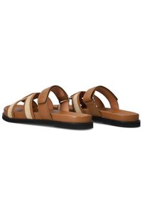 Bruine leren sandalen met drie banden, waarvan er één geweven accenten heeft. Platte zool met een lichte hak en een zwarte rubberen loopzool.