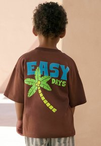 Next REGULAR FIT - SHORT SLEEVE GRAPHIC  - T-shirt imprimé - brown easy days