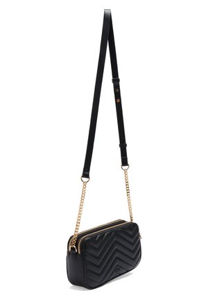 Schwarze, gesteppte rechteckige Crossbody-Tasche mit goldener Kette und verstellbarem schwarzem Riemen, mit zwei Reißverschlussfächern.