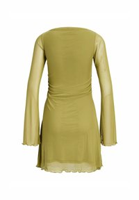 Zielona oliwkowa mini sukienka z długim rękawem, z rozszerzanymi przezroczystymi rękawami i lekko falbanistym dołem, zaprezentowana od tyłu na białym tle.