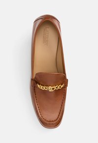 Brūni ādas loafers ar zelta ķēdes akcentu ar "RL" logo, gluda tekstūra un noapaļots purns, paredzēti ikdienas valkāšanai.