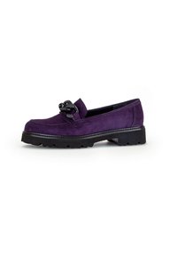 Paarse suede instapper met een ronde neus, voorzien van een decoratieve zwarte knoop aan de voorkant en een robuuste zwarte rubberen zool.