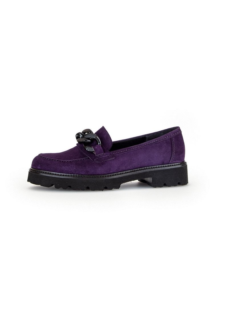 Paarse suede instapper met een ronde neus, voorzien van een decoratieve zwarte knoop aan de voorkant en een robuuste zwarte rubberen zool.