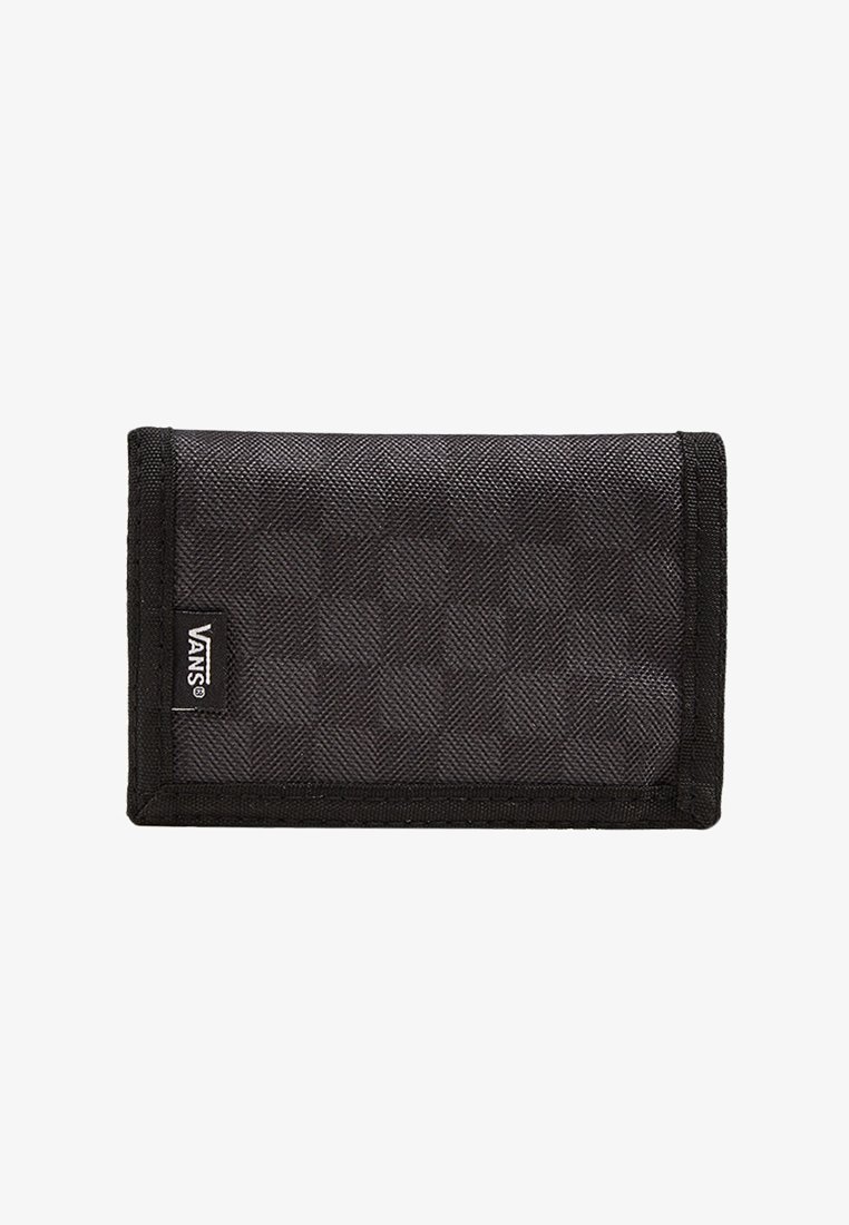 Zwarte stoffen portefeuille met een textuur, voorzien van een dambordpatroon. De randen zijn afgewerkt met zwarte stiksels. Kleine logotag aan de zijkant.