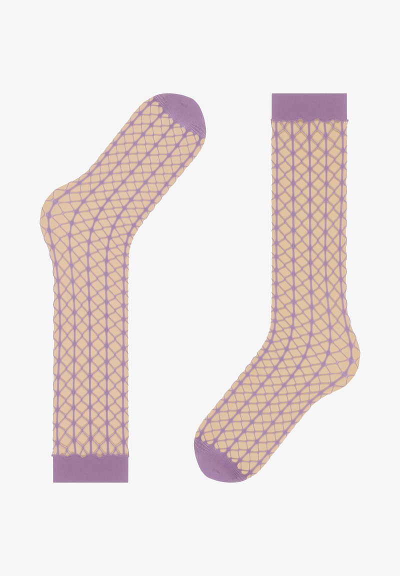 Lavendelfarbene Netzstrümpfe mit einem Rautenmuster auf einem beigen Hintergrund, ausgestattet mit einfarbigen lila Bündchen und Zehenakzenten.