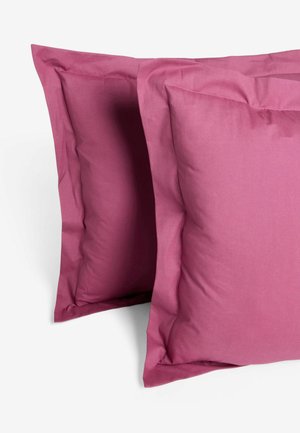Zwei quadratische Kissen mit breiten Rändern in einem einfarbigen, kräftigen Pink auf weißem Hintergrund.