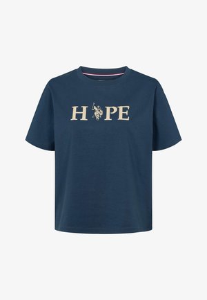 Marineblauw katoenen T-shirt met een ontspannen pasvorm, met het woord "HOPE" in beige en een afbeelding van een ruiter. Rond halsontwerp.