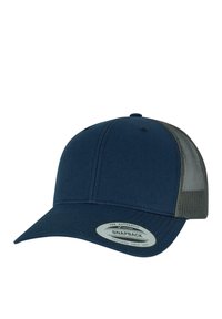 Tamna plava snapback kapa sa strukturiranim prednjim dijelom, mrežastim stražnjim dijelom i sivoj akcentima. Sadrži okruglu oznaku sa logom na lijevoj prednjoj strani.