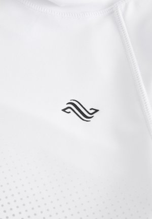 Biele športové tričko s čiernym abstraktným logom na ľavej hornej strane, s hladkou textúrou a malým bodkovaným vzorom pri spodnej časti.