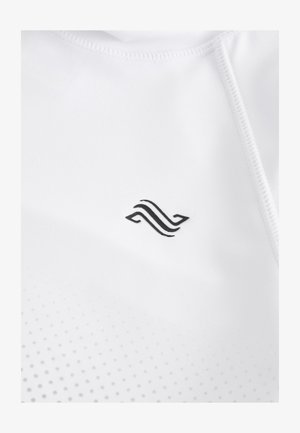 Biała sportowa koszulka z czarnym abstrakcyjnym logo na górnej lewej stronie, o gładkiej fakturze i małym wzorze z kropek w dolnej części.