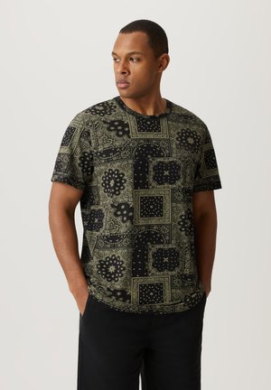 Czarny t-shirt z krótkim rękawem w oliwkowym kolorze, ozdobiony wzorem w paisley i geometrycznym. Okrągły dekolt, luźny krój, wykonany z miękkiego materiału.
