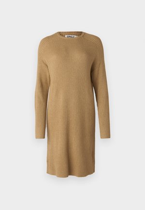 Robe en maille côtelée jusqu'au genou, de couleur brun clair, avec des manches longues et un décolleté arrondi. Présente des fentes sur les côtés pour faciliter le mouvement.