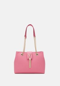 Rosa handväska med glansig yta, guldkedjehandtag, en V-formad logotyp som accent och en dekorativ dusk fästad på framsidan av stängningen.