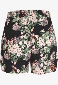 Černé šortky s elastickým páskem zdobené tropickým květinovým vzorem v zelené, růžové, bílé a oranžové barvě.