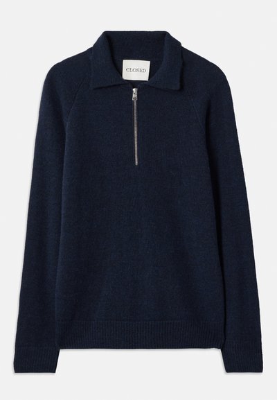 Marineblauer Pullover mit Reißverschlusskragen, aus weichem Strickmaterial. Mit Raglanärmeln und gerippten Bündchen und Saum.
