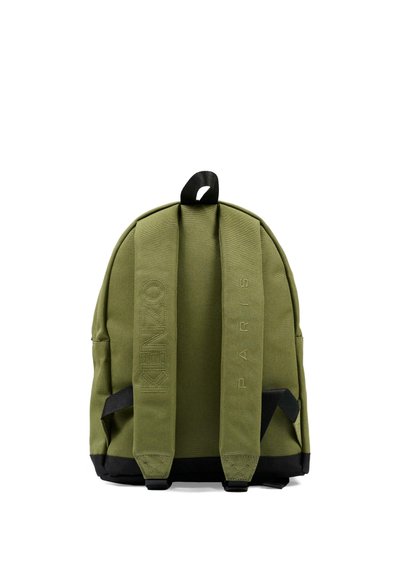 Sac à dos vert olive avec base noire, bretelles rembourrées brodées des inscriptions "KENZO" et "PARIS", et une boucle de transport noire sur le dessus.