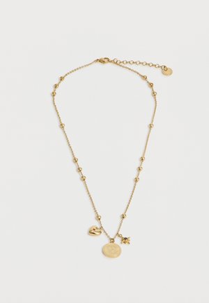 Gouden ketting met kleine kralen, met drie bedels: een hart met rode stenen, een munt met gegraveerde zon en een bloem met een donkere kern.