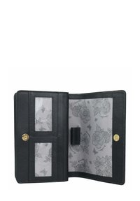 Zwarte leren portemonnee met twee doorzichtige ID-vensters, een magnetische sluiting en een grijze binnenkant met bloem- en vlinderpatronen.