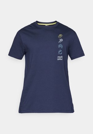 Donkerblauw T-shirt met korte mouwen met kleine gele en witte sportthema-iconen die verticaal op de linkerkant van de borst zijn uitgelijnd.