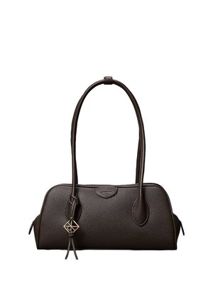 Sac à main en cuir texturé marron foncé avec de longues anses et un petit pendentif métallique géométrique suspendu près de la base d'une anse.