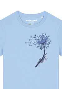 Hellblaues T-Shirt mit einem Löwenzahn-Motiv in Dunkelblau und Schwarz, das aufwendige Samendetails und ein stilisiertes Stängeldesign aufweist.