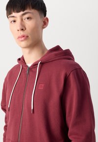 Scotch & Soda LOGO BADGE FULL ZIP THROUGH HOODIE - Hoodie - bordeaux