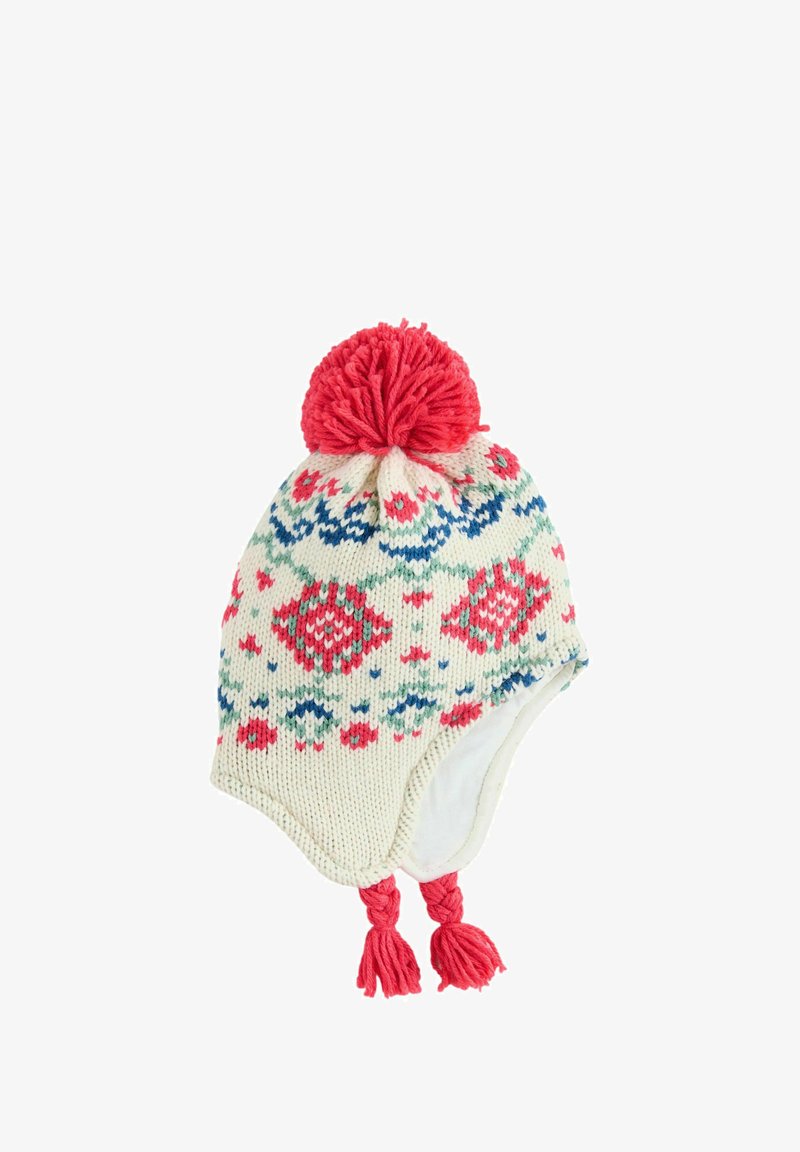 Bonnet tricoté avec une base blanche, des motifs floraux rouges et bleus, un pompon rouge sur le dessus et des liens tressés avec des pompons. Intérieur doublé pour la chaleur.