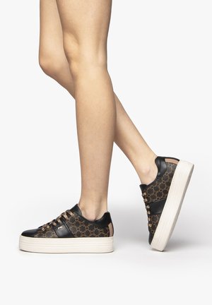 Sneaker nero e marrone con tomaia in tessuto a motivo, dettagli in ecopelle e una spessa suola platform bianca. Suola in gomma scanalata.