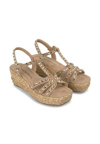 Beige wedge sandalen met sprankelende rhinestones, textured suede banden en een jute gewikkelde zool. Verstelbare gesp op de enkelband.