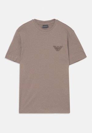 Braunes Baumwoll-T-Shirt mit kurzen Ärmeln, Rundhalsausschnitt und einem kleinen gestickten Logo auf der linken Brust. Angenehme Textur, lässige Passform.