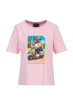 Pinkes kurzärmeliges T-Shirt mit einer Grafik eines Bären, der Helm und Sonnenbrille trägt und einen dekorierten Roller fährt, mit dem Text "THE 19V69 CRUISING BEAR."
