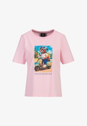 Pinkes kurzärmeliges T-Shirt mit einer Grafik eines Bären, der Helm und Sonnenbrille trägt und einen dekorierten Roller fährt, mit dem Text "THE 19V69 CRUISING BEAR."