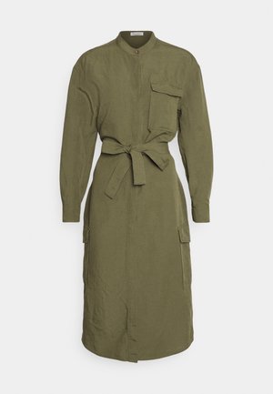 Olivgrünes, langärmeliges Kleid mit Stehkragen, Knopfdetail, tailliertem Schnitt und seitlichen Taschen. Strukturierter Stoff mit lockerer Passform.