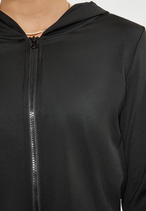 Czarna bluza z kapturem zapinana na zamek, wykonana z gładkiego, lekkiego materiału, z kapturem, wysokim kołnierzem i eleganckim detail'em zamka.