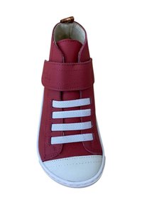 Zapatilla alta de cuero rojo con puntera de goma blanca, suela texturizada y cordones elásticos grises; cuenta con una cremallera en la parte trasera para facilitar su uso.