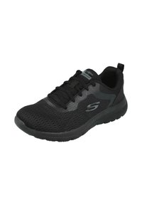 Zapatilla deportiva negra con parte superior de malla transpirable, punta redondeada, suela resistente y una pestaña en el talón para facilitar su puesta.
