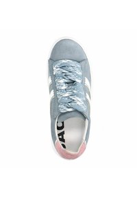 Baskets en nubuck bleu avec des rayures blanches, lacets texturés, accent rose au talon et semelle en caoutchouc blanche. L'intérieur présente un imprimé de logo.