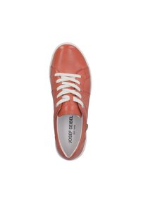 Rote Ledersneaker mit weißen Schnürsenkeln, runden Zehen und durchlöchertem Design an den Seiten. Mit einem kontrastierenden Logo an der Ferse.