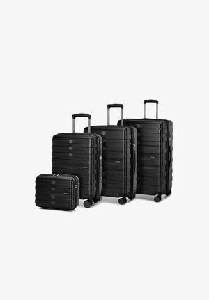 Vier zwarte hard-shell koffers van verschillende groottes met een gestructureerd streepdesign, uitschuifbare handgrepen en wielen voor eenvoudige mobiliteit.