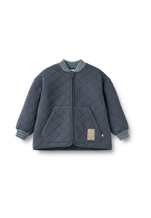 Dunkelblaue gesteppte Jacke mit Frontreißverschluss, gestreiften Bündchen und Kragen, zwei Fronttaschen und einem kleinen beigen Aufnäher an der unteren rechten Tasche.