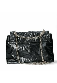 Borsa nera effetto stropicciato realizzata in materiale sintetico, con una tracolla in catena argentata e un design con patta pieghevole.