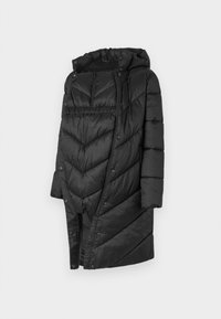 Crni pufasti kaput s uzorkom u obliku slova V, sa šijom, dugim dugmadi i bočnim džepovima. Izrađen od sjajne, quilted tkanine, u dužini do koljena.