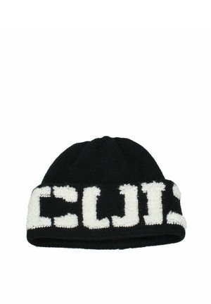 Beanie nero lavorato a maglia con testo bianco che legge "CULT." Presenta un tessuto morbido e texturizzato e un design con bordo rovesciato.