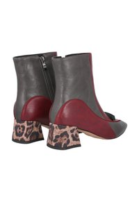 Botas de cuero hasta el tobillo con una combinación de colores gris y burdeos, con un tacón de bloque con estampado de leopardo y una cremallera lateral para el cierre.