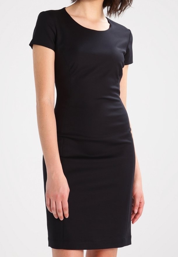 Robe noire moulante à manches courtes, décolleté rond et longueur au genou. Fabriquée en tissu extensible, texture lisse, sans motifs visibles.