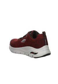 Scarpa sportiva lavorata a maglia rossa e nera con una suola bianca, dotata di soletta ArchFit e un tallone liscio e imbottito. Lacci bungee e dettaglio del logo.