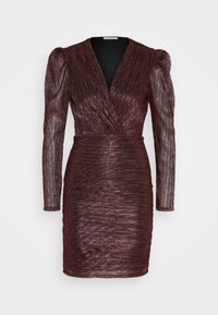 Robe longue manches longues texturée métallique bordeaux foncé avec encolure en V, taille froncée et épaules légèrement bouffantes.
